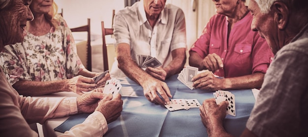 Grupo de personas mayores jugando a las cartas