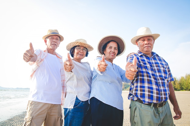 Grupo de personas mayores mostrando los pulgares para arriba