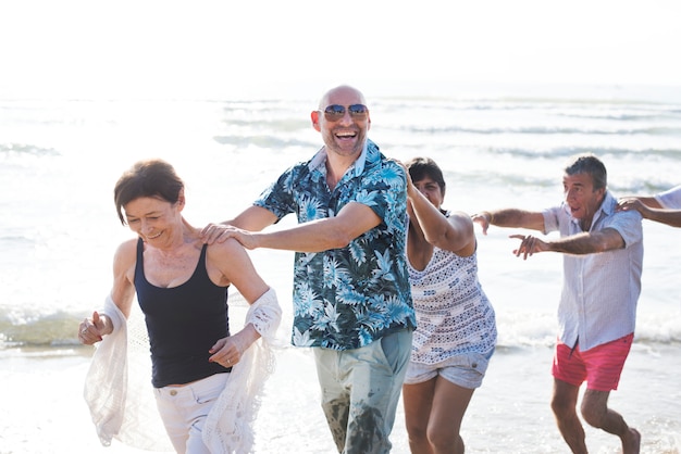 Grupo de personas mayores en la playa.