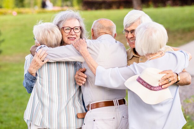 Foto grupo de personas mayores que se unen en el parque