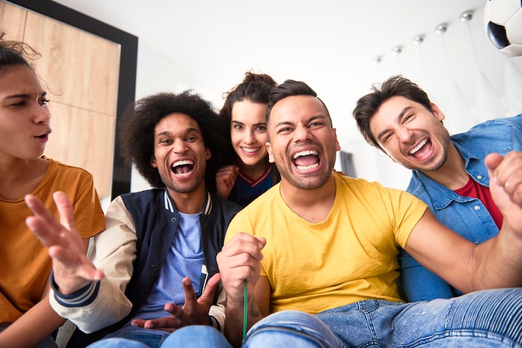 Foto grupo de personas mirando a amigos