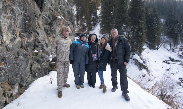 grupo de personas en las montañas en invierno