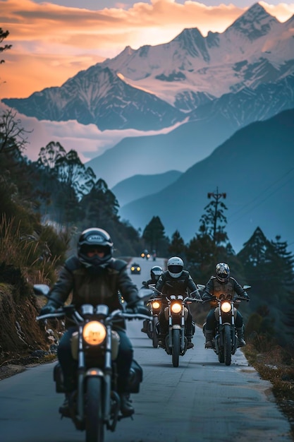 Grupo de personas montando motocicletas por una carretera