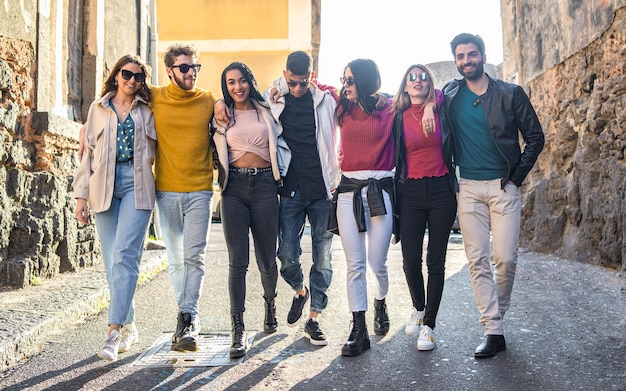 Grupo de personas multirraciales abrazándose juntos Amigos de la generación del milenio hablando