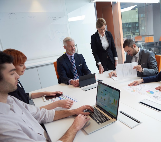 grupo de personas de negocios con adultos jóvenes y personas mayores en reunión en el interior de la oficina moderna y luminosa.