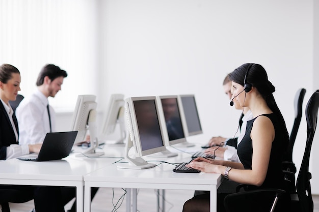 Foto grupo de personas de negocios con auriculares que brindan apoyo en la oficina de ayuda a los clientes, el gerente brinda instrucciones de capacitación y educación