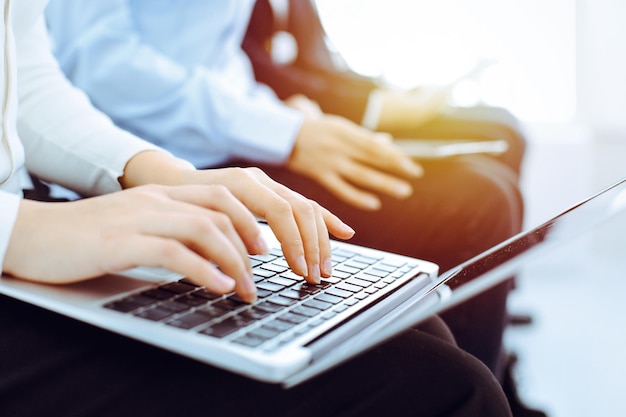 Grupo de personas de negocios diversas que trabajan en el primer plano de la oficina Mujer que trabaja con una computadora portátil Reunión de conferencias o conceptos de capacitación