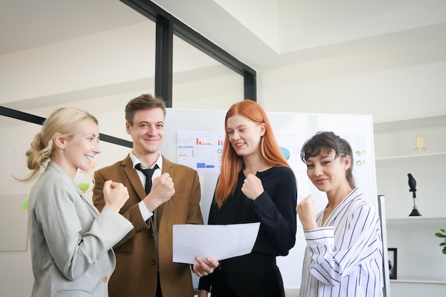 Grupo de personas de negocios diversas reuniones de tormenta de ideas concepto de trabajo en el concepto de la oficina