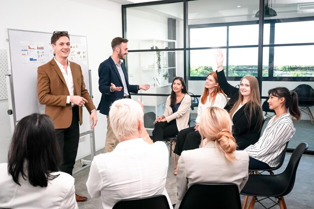 Grupo de personas de negocios diversas reuniones de tormenta de ideas concepto de trabajo en el concepto de la oficina