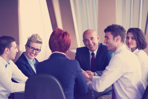 Foto el grupo de personas de negocios de inicio se reúne en interiores de oficinas modernos y luminosos, inversores senior y desarrolladores de software jóvenes