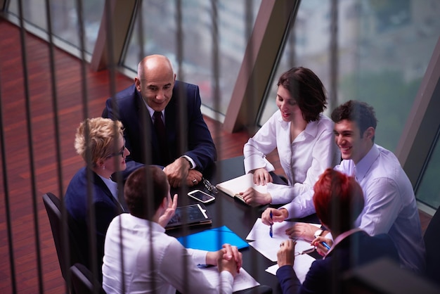 Foto el grupo de personas de negocios de inicio se reúne en interiores de oficinas modernos y luminosos, inversores senior y desarrolladores de software jóvenes