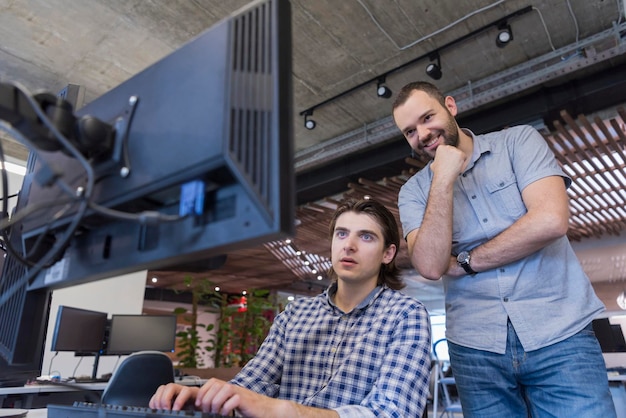 grupo de personas de negocios de inicio trabajando en equipo para encontrar una solución al problema