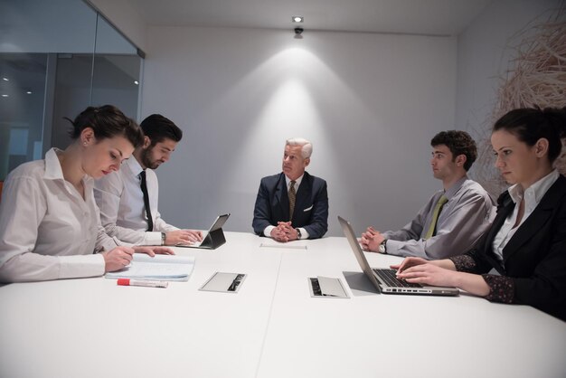 grupo de personas de negocios con lluvia de ideas sobre reuniones y empresarios que presentan ideas y proyectos en computadoras portátiles y tabletas