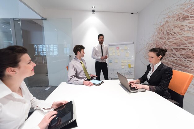 grupo de personas de negocios con lluvia de ideas sobre reuniones en la oficina, empresario que presenta planes, tareas, ideas y proyectos en pizarra blanca