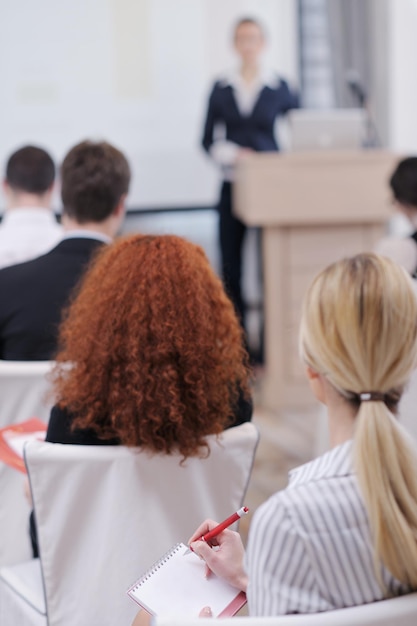 Foto grupo de personas de negocios en la presentación del seminario de reunión en la sala de conferencias brigt