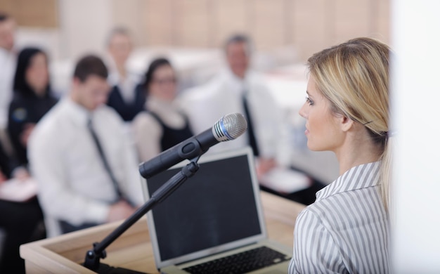 grupo de personas de negocios en la presentación del seminario de reunión en la sala de conferencias brigt