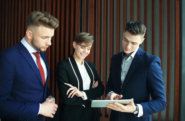 Grupo de personas de negocios que trabajan en tableta