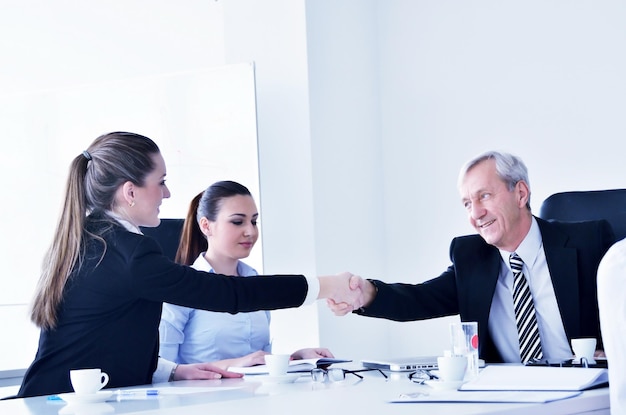 Foto grupo de personas de negocios en una reunión en un entorno de oficina ligero y moderno.