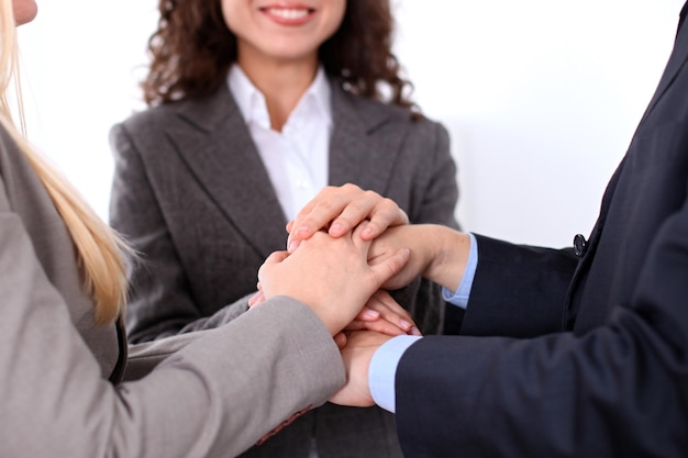 Foto grupo de personas de negocios uniéndose y representando el concepto de amistad y trabajo en equipo.