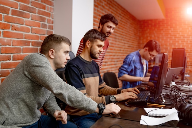 Foto grupo de personas ocupadas del milenio que trabajan en una oficina