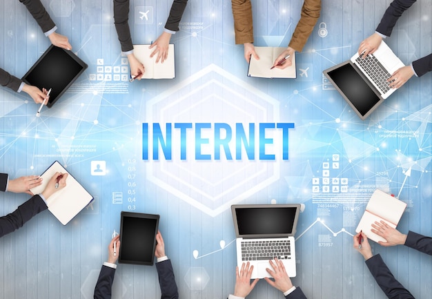 Grupo de personas ocupadas trabajando en un concepto de tecnología de oficina