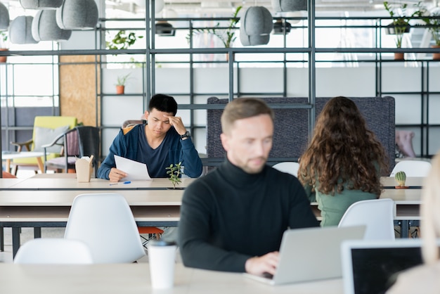 Grupo de personas en la oficina de espacios abiertos