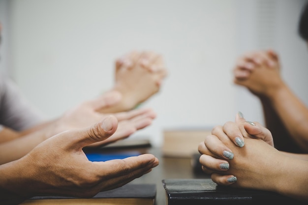 Grupo de personas orando adoración creer