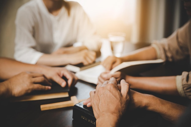 Grupo de personas orando adoración creer