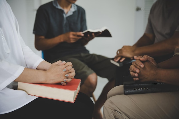 Grupo de personas orando adoración creer