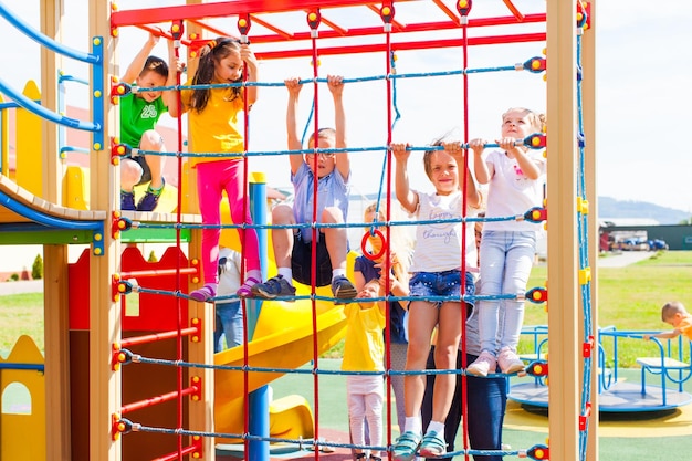 Foto grupo de personas en un parque de atracciones