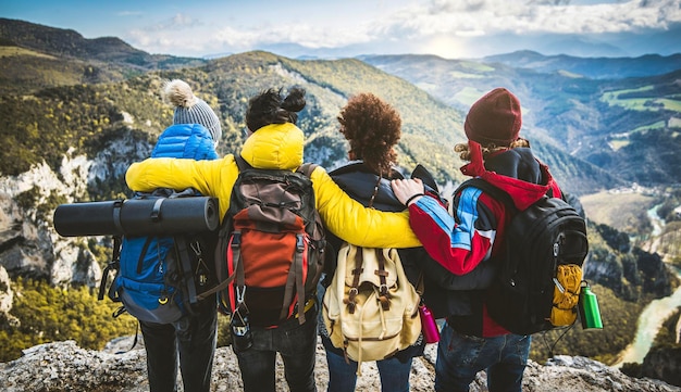 Grupo de personas de pie en la cima de la montaña