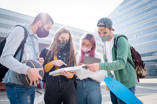 Grupo de personas de pie contra la pared