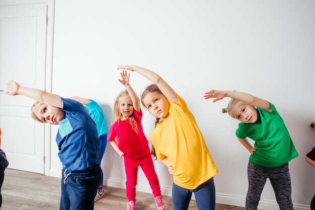 Foto grupo de personas de pie contra la pared