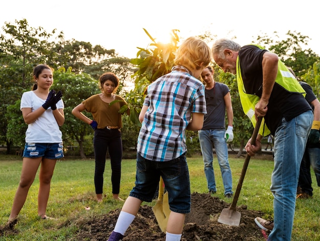 Grupo de personas plantar un árbol juntos al aire libre