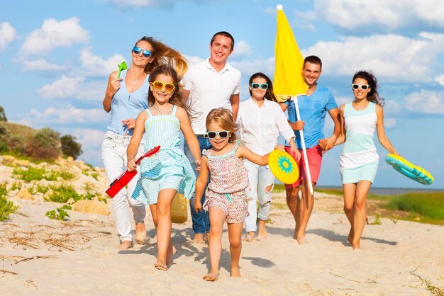 Foto grupo de personas en la playa durante las vacaciones