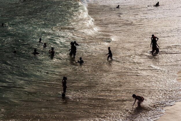 Foto grupo de personas en la playa