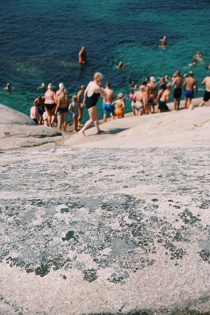 Foto grupo de personas en la playa