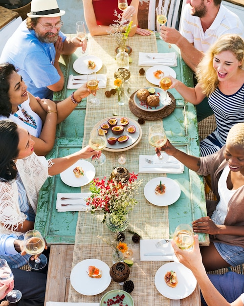 Foto grupo de personas que cenan concepto
