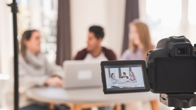 Foto grupo de personas que crean contenido para redes sociales mientras hacen un video.