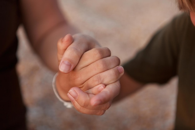 Grupo de personas que llevan a cabo la mano ensamblan unión