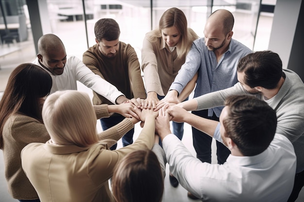 Foto un grupo de personas que participan en un ejercicio o taller de formación de equipos en un entorno profesional y dinámico