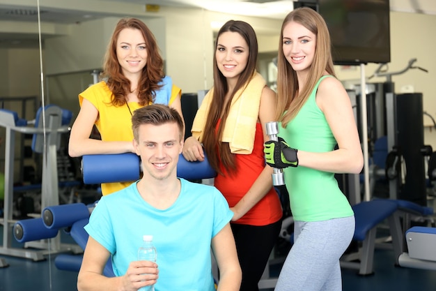 Grupo de personas que se relajan después de entrenar en el gimnasio