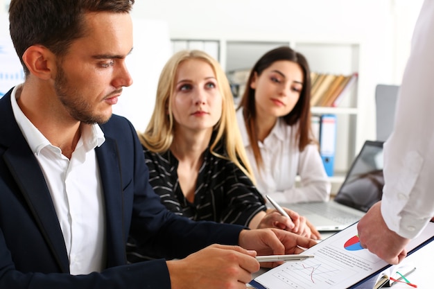 Grupo de personas que se sientan en la oficina deliberadas sobre el problema