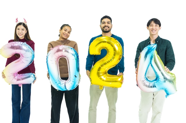 Foto grupo de personas que sostienen globos de colores de fantasía burbuja del número 2024 para el nuevo año