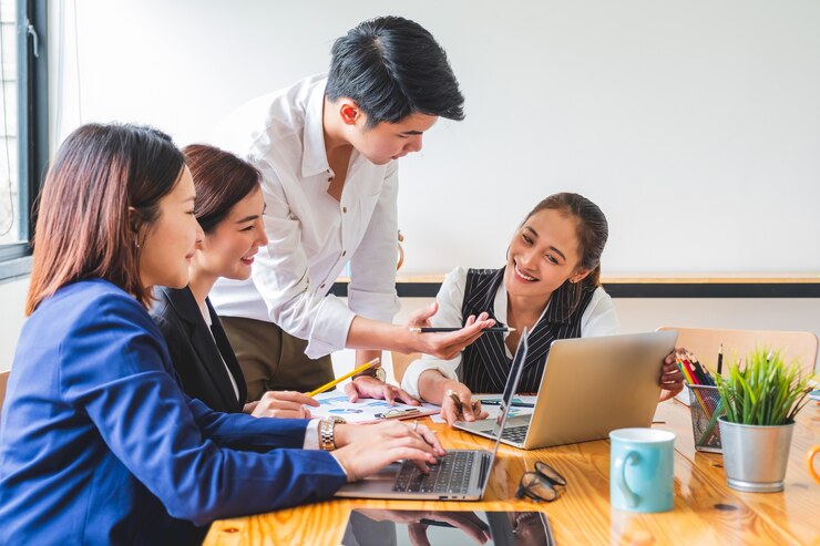 Grupo de personas que tienen una reunión
