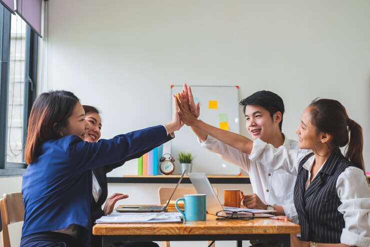 Grupo de personas que trabajan en computadoras portátiles