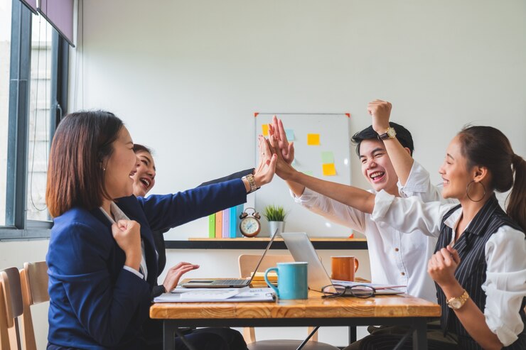 Grupo de personas que trabajan en computadoras portátiles