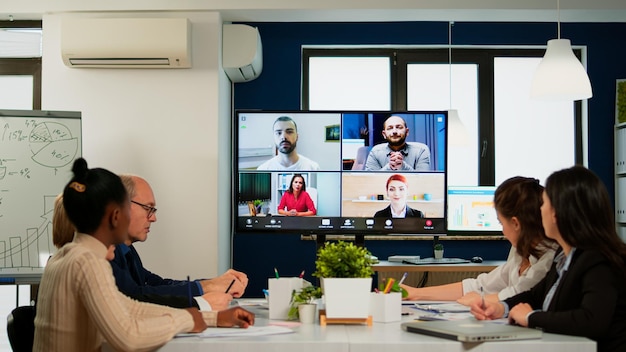 Grupo de personas que trabajan en la mesa