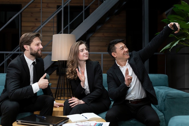 Grupo de personas que usan el teléfono para la foto selfie