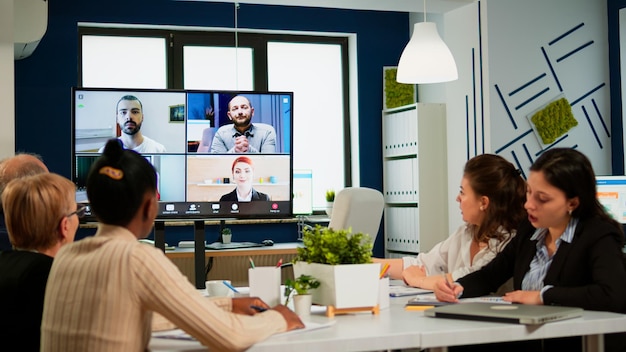 Foto grupo de personas que usan teléfonos inteligentes